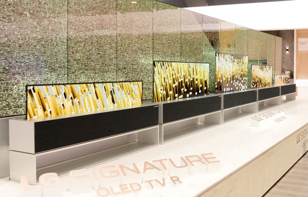 LG Signature OLED TV R навиваем телевизор