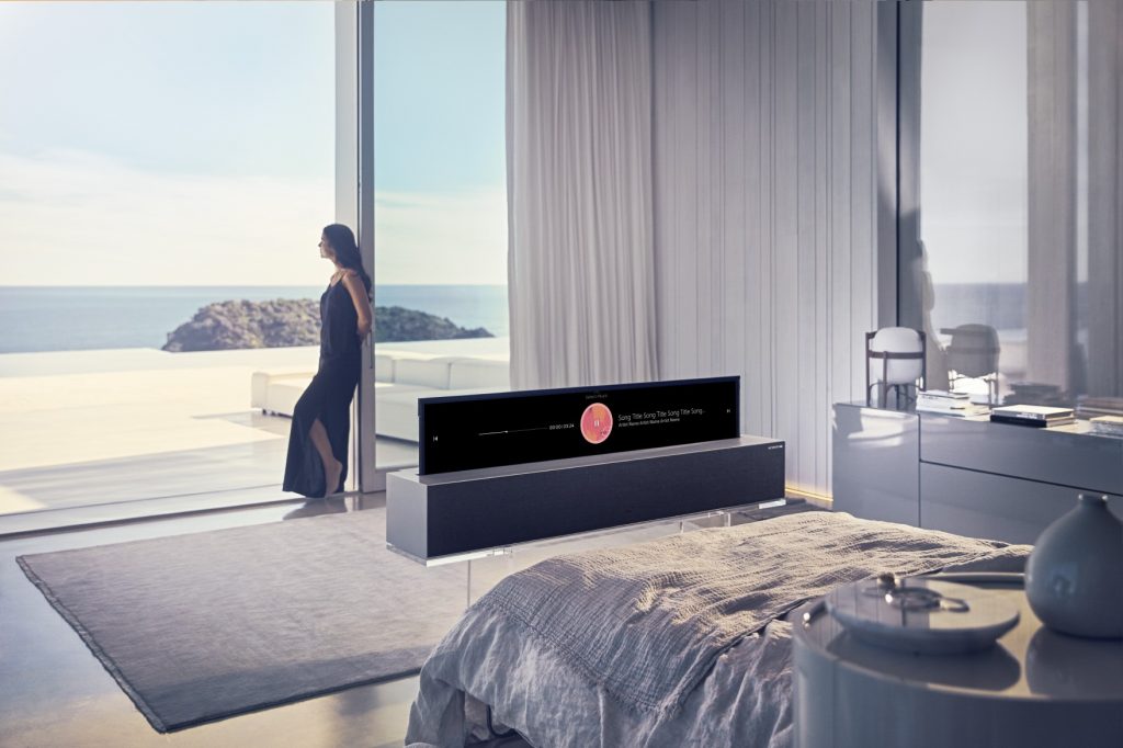 LG Signature OLED TV R навиваем телевизор