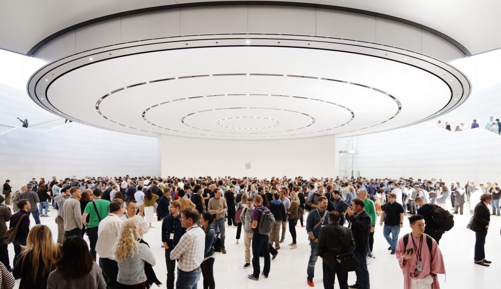 Apple_Keynote-Event_Guests-Steve-Jobs-Theater