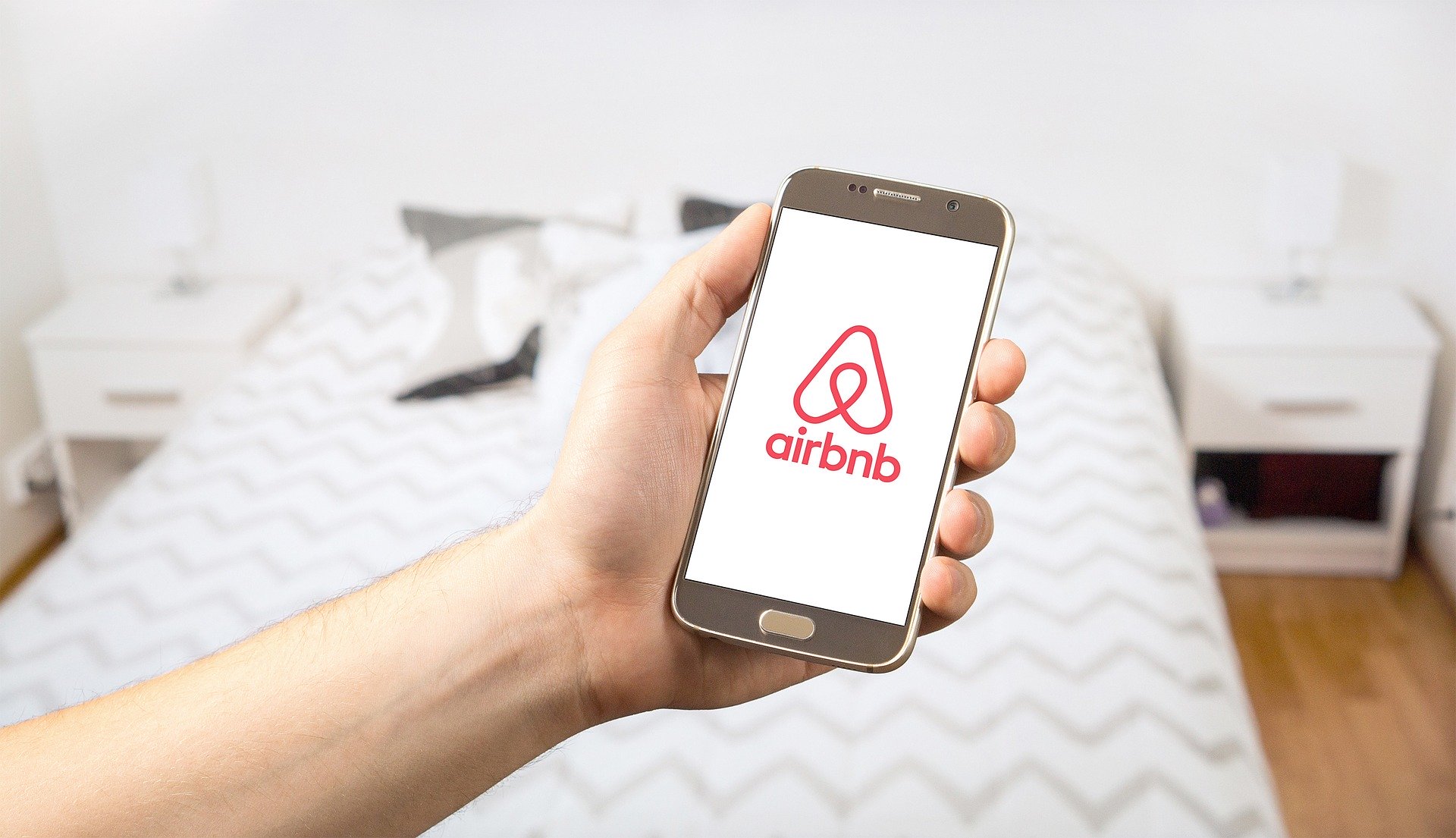 airbnb-smartphone