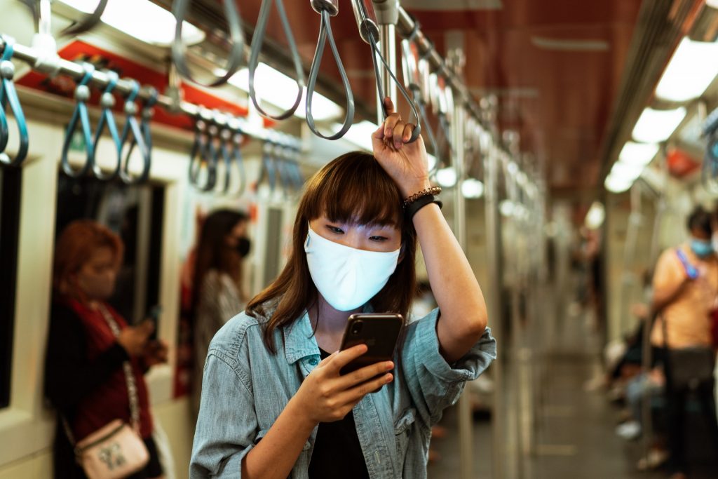 smartphone-mask-subway