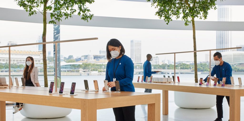 apple-store-smartphone-sales-cut