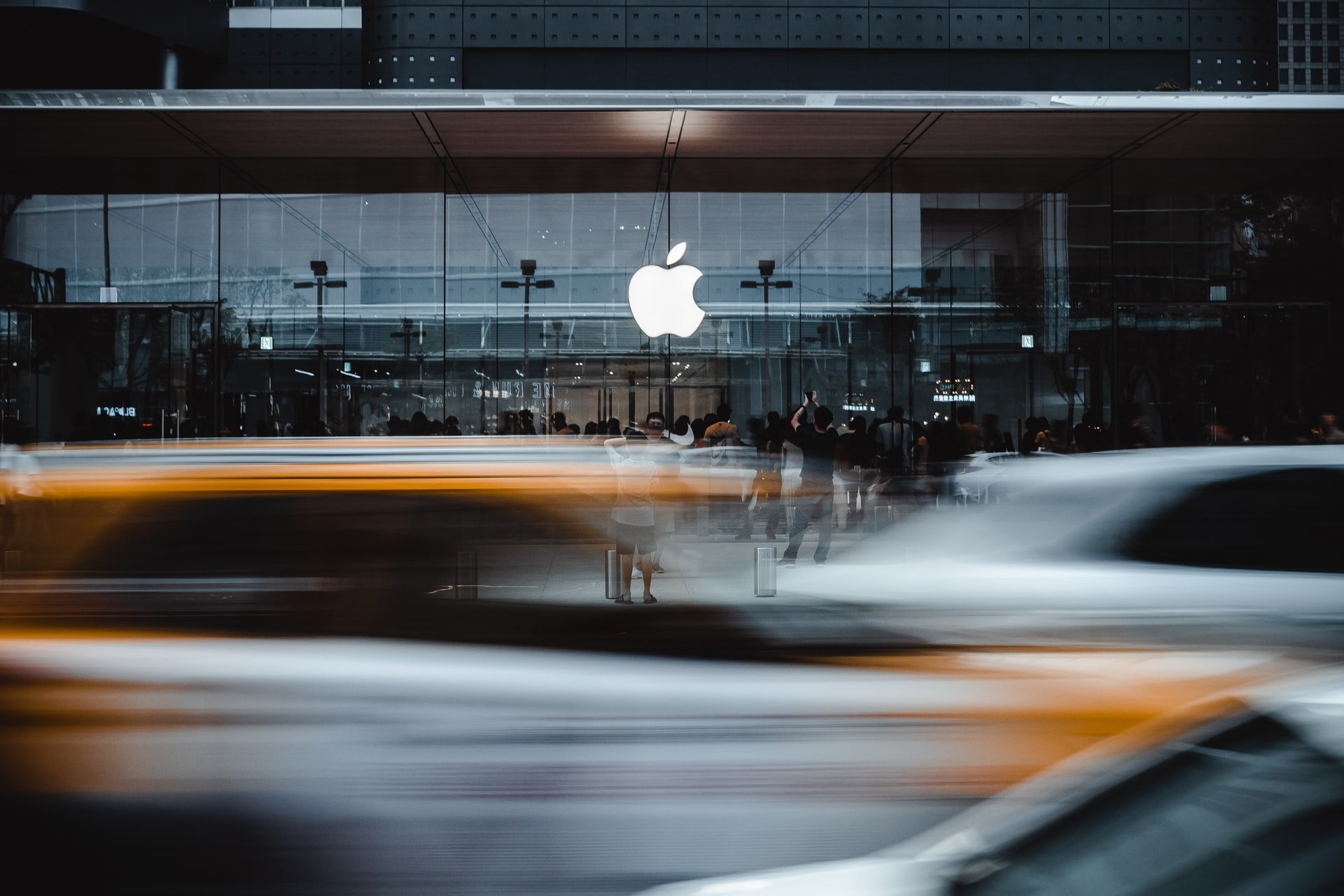 apple-store-car-blur