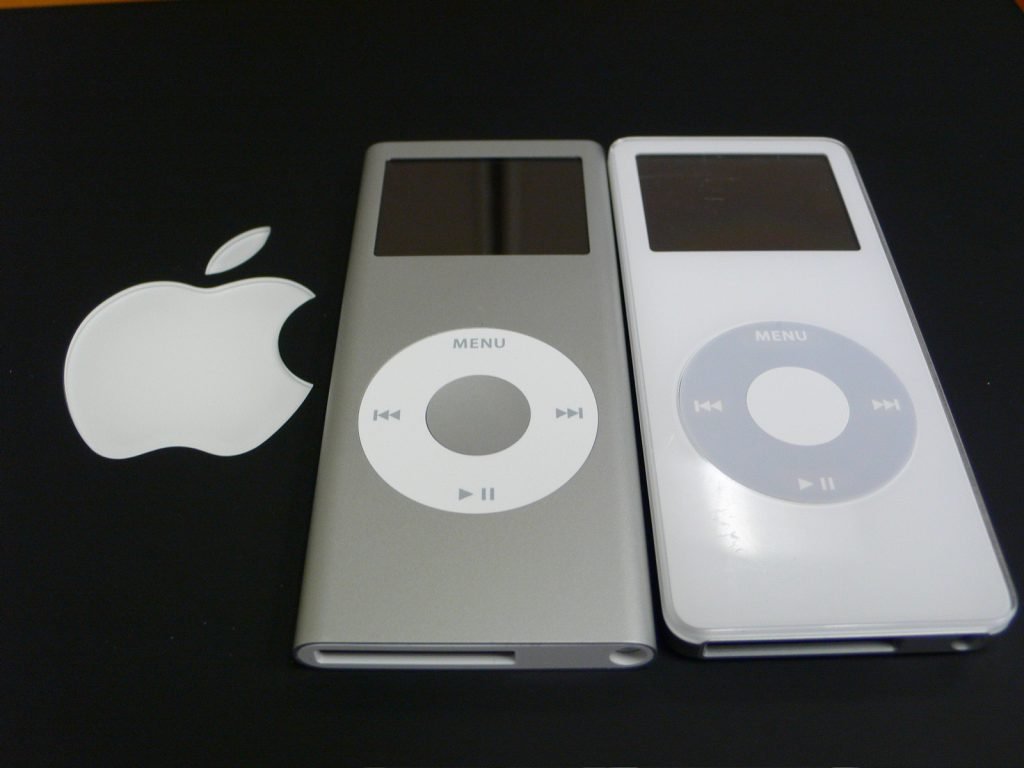 Apple_iPod_nano_grey_2G_and_white_1G