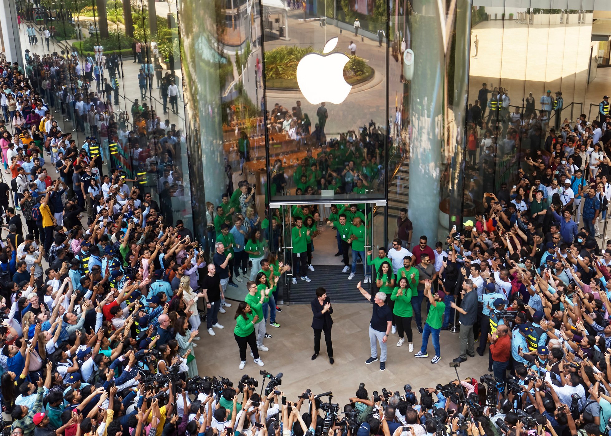 Apple-BKC-Mumbai-India-opening-day-store-front