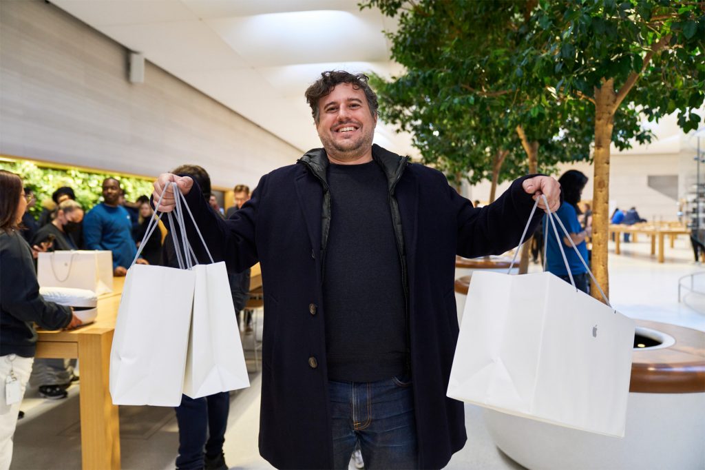 Apple-Vision-Pro-availability-customer-with-Apple-store-bags_big.jpg.large_2x